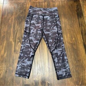 Zyia camo grey cropped leggings size 4 pockets